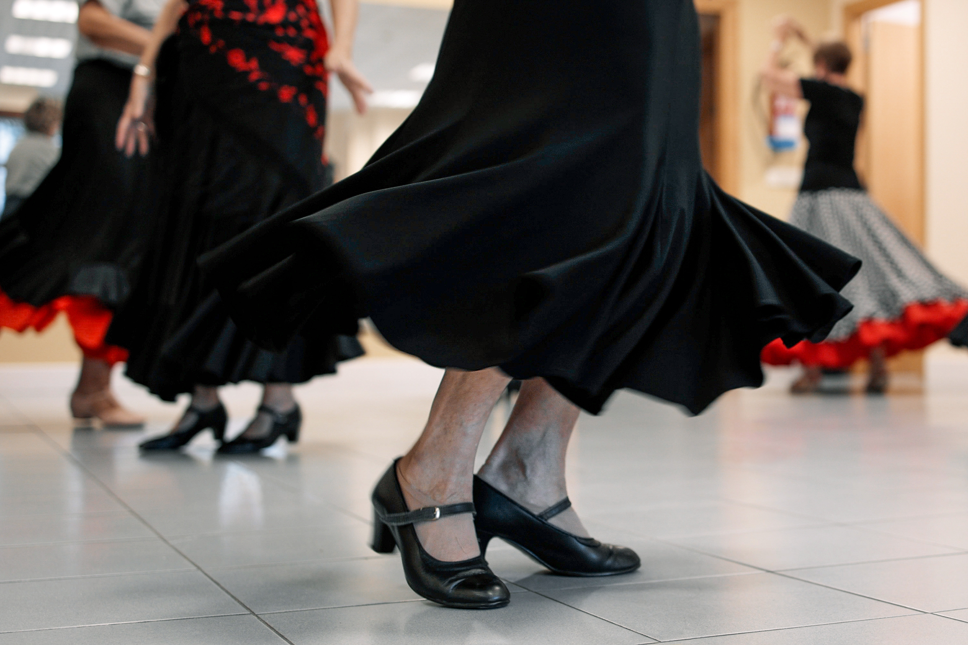 grupo bailando sevillanas