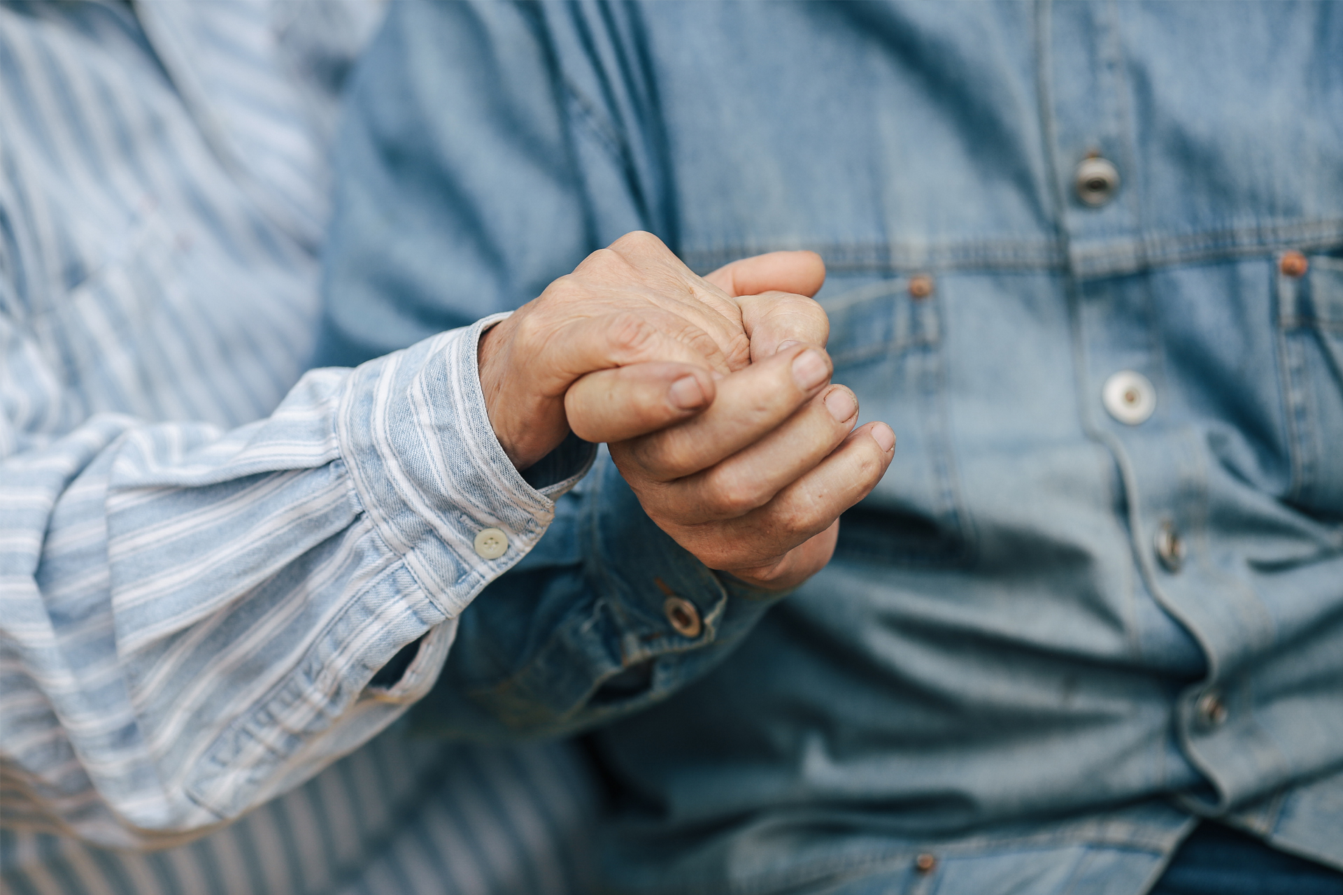dos personas agarrándose de la mano