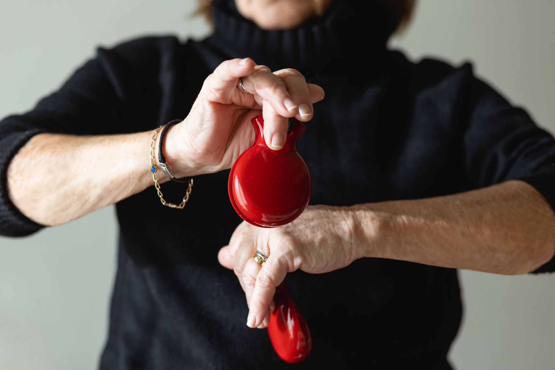 persona tocando castanuelas