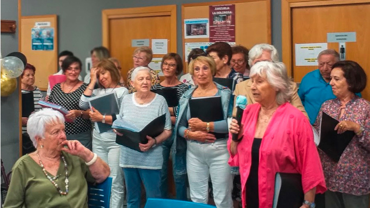 Un grupo de personas cantando