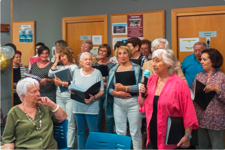 Un grupo de personas cantando