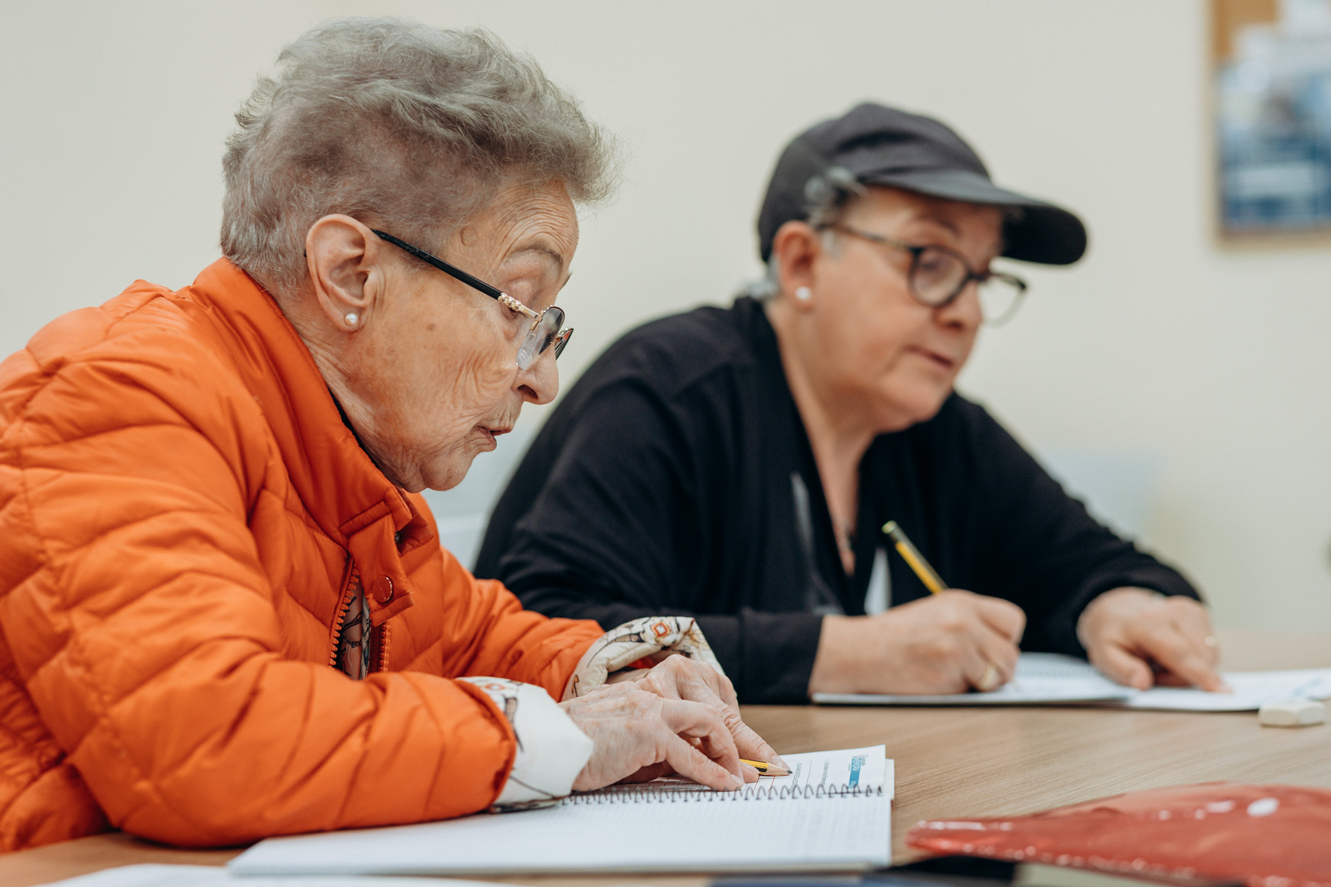 Dos mujeres realizando ejercicios en un cuaderno