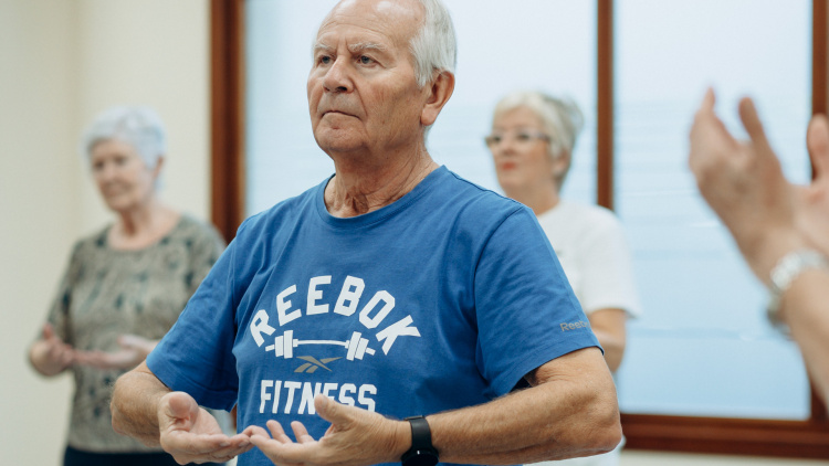 Un hombre realizando un ejercicio de Tai Chi con las manos