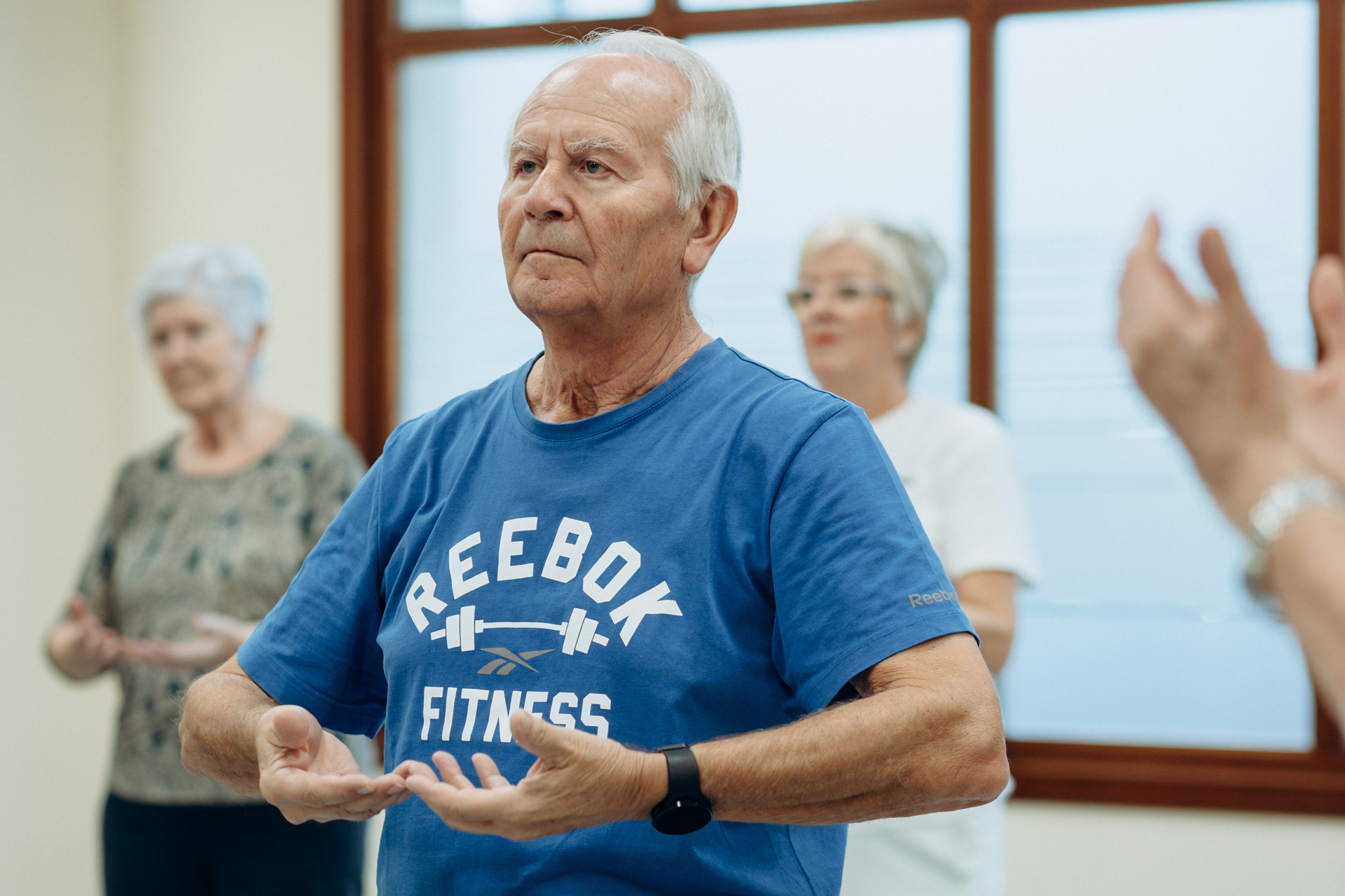 Un hombre realizando un ejercicio de Tai Chi con las manos