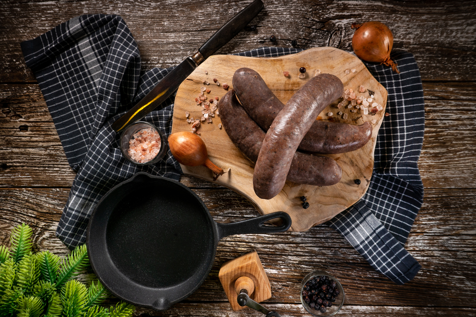 Varias morcillas y otros utensilios sobre una mesa