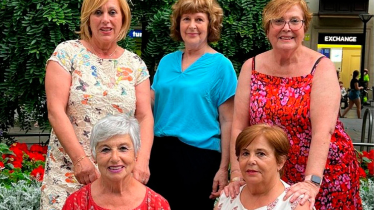 Grupo de 5 mujeres