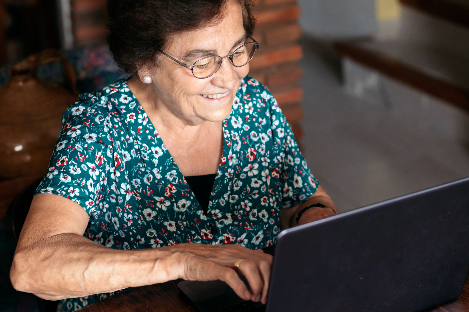 Una mujer sonriendo frente a un ordenador