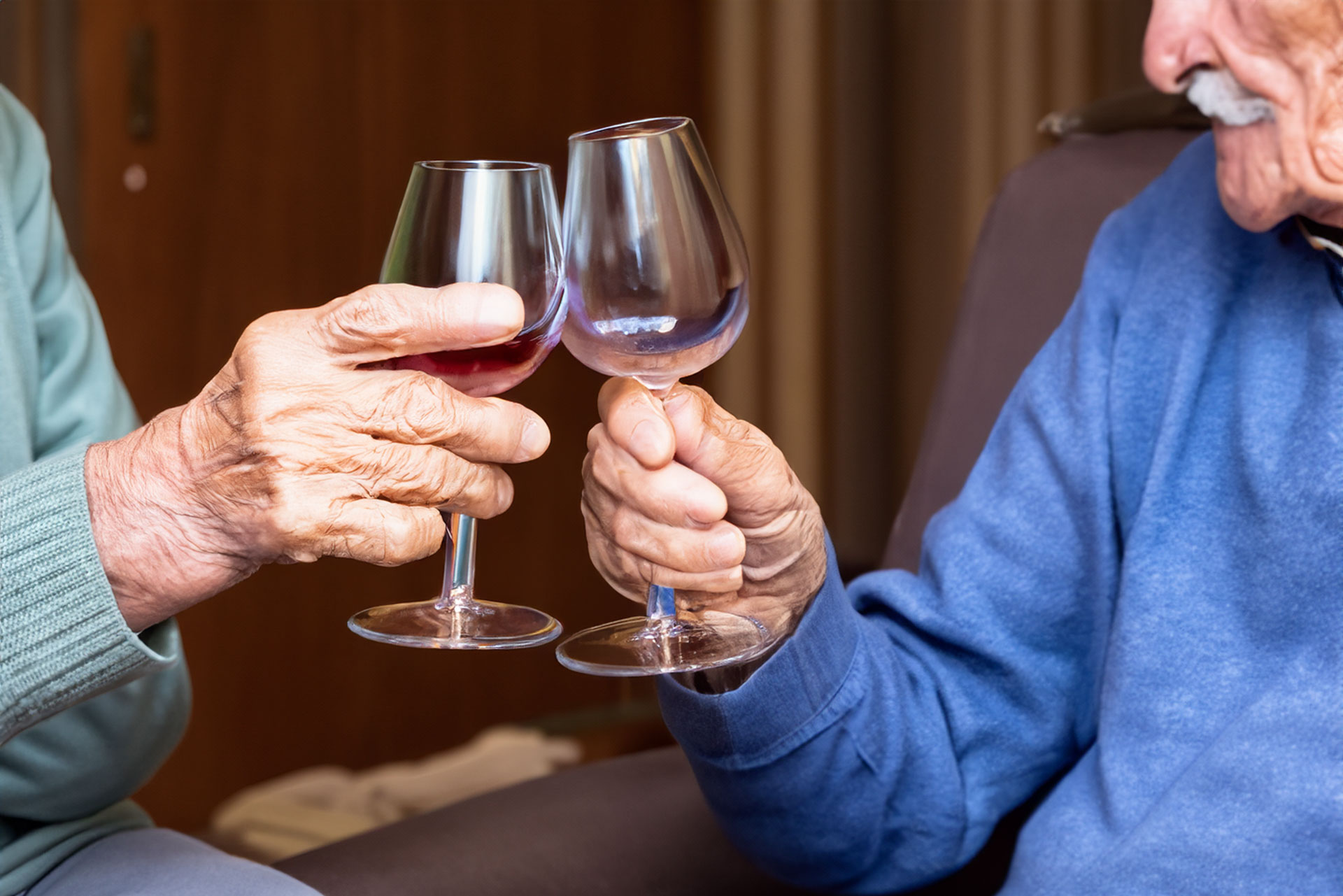 Dos hombres brindando con una copa de vino