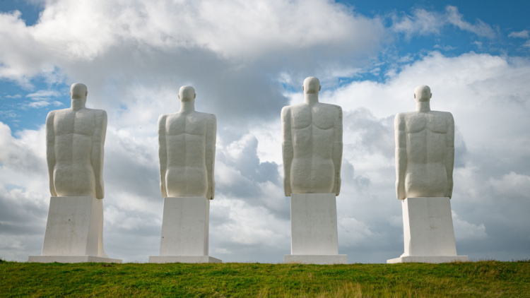 Varias esculturas gigantes sobre la hierba