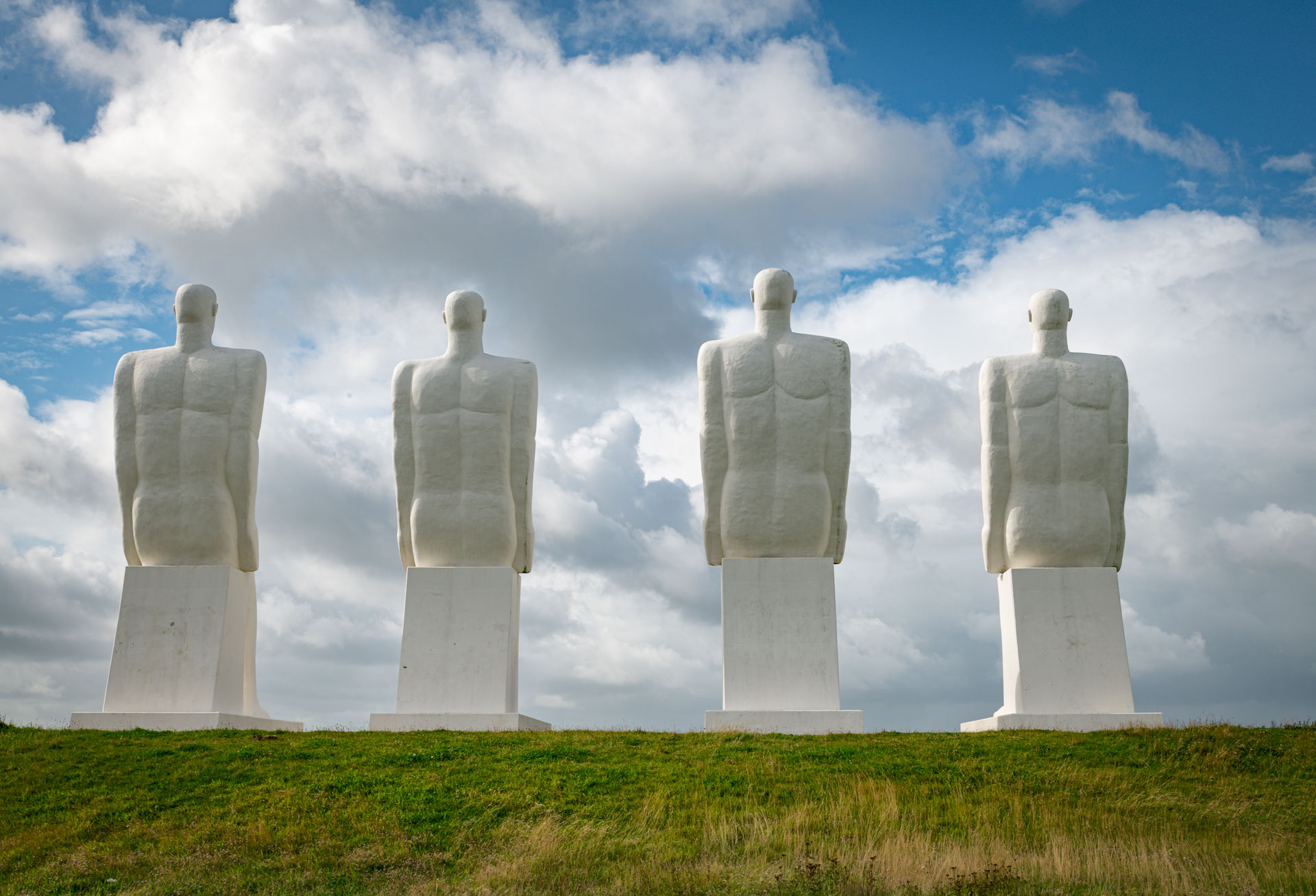 Varias esculturas gigantes sobre la hierba