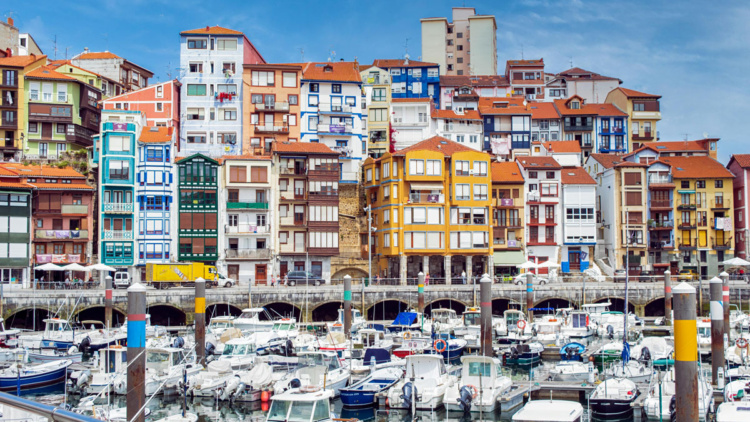 Casas de colores frente al puerto con barcos