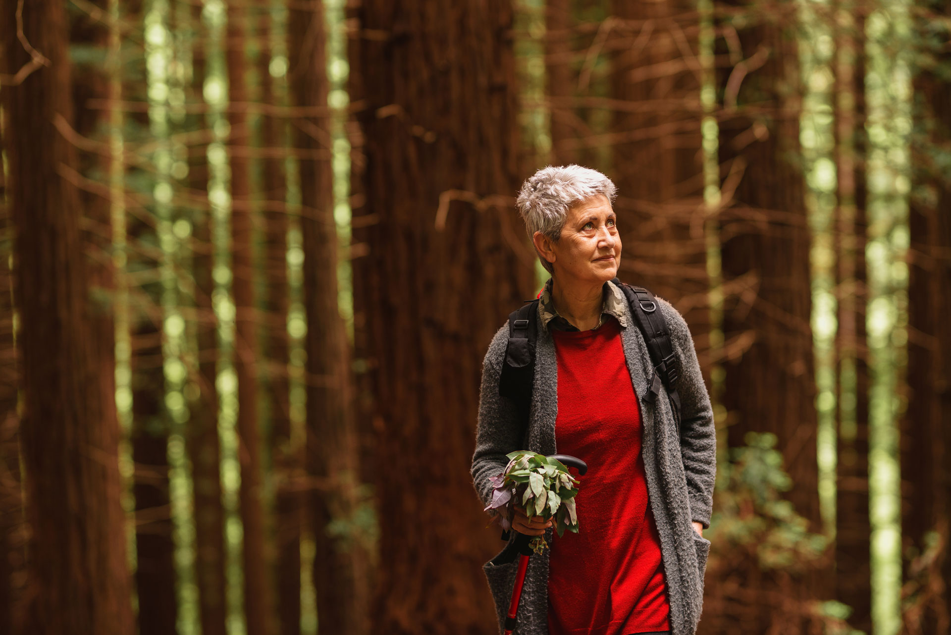 Una mujer caminando por el bosque