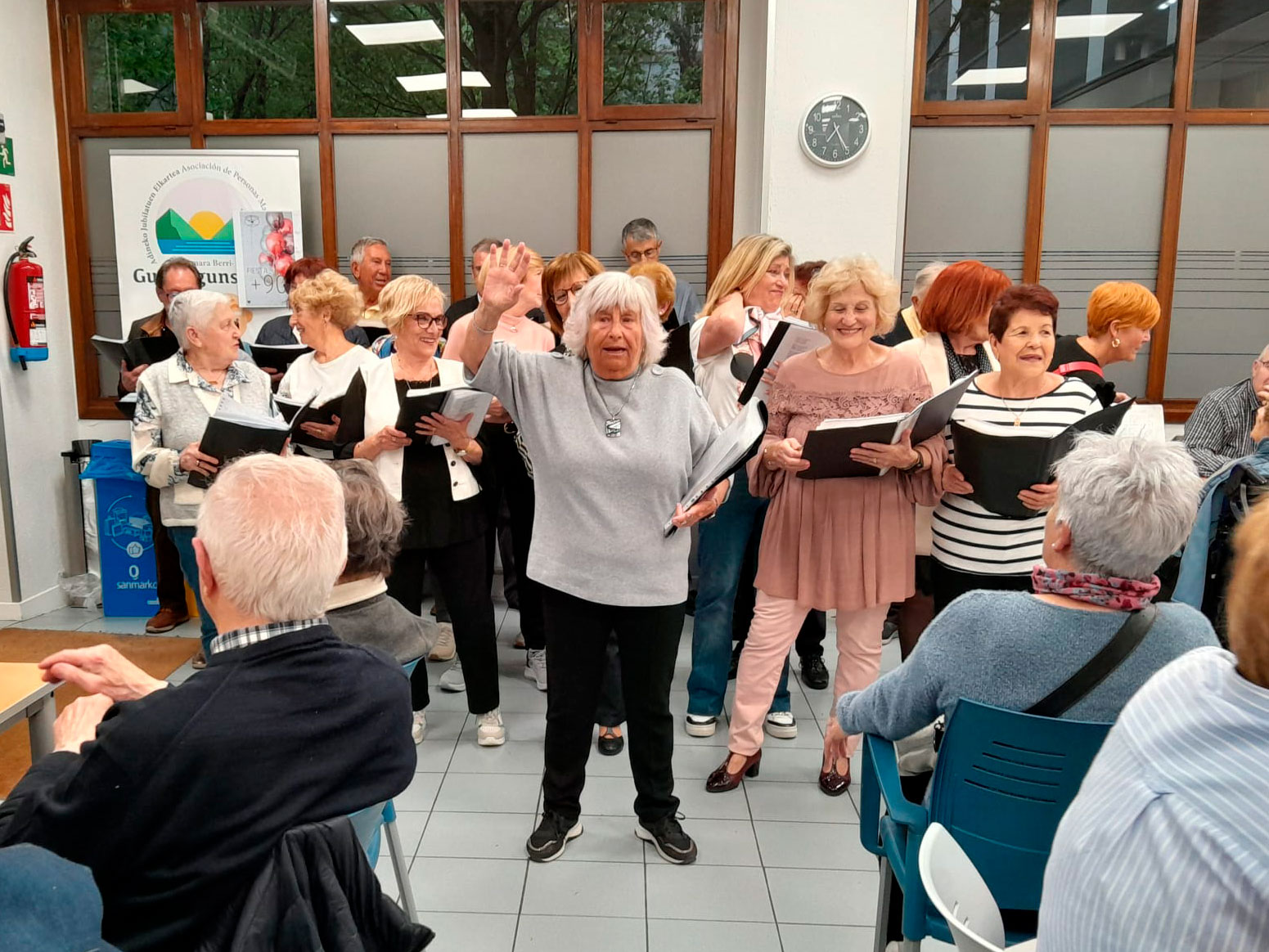Grupo de personas cantando