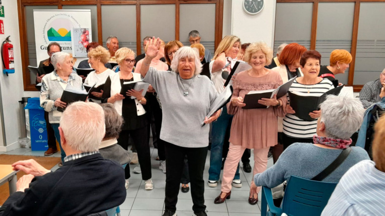 Grupo de personas cantando