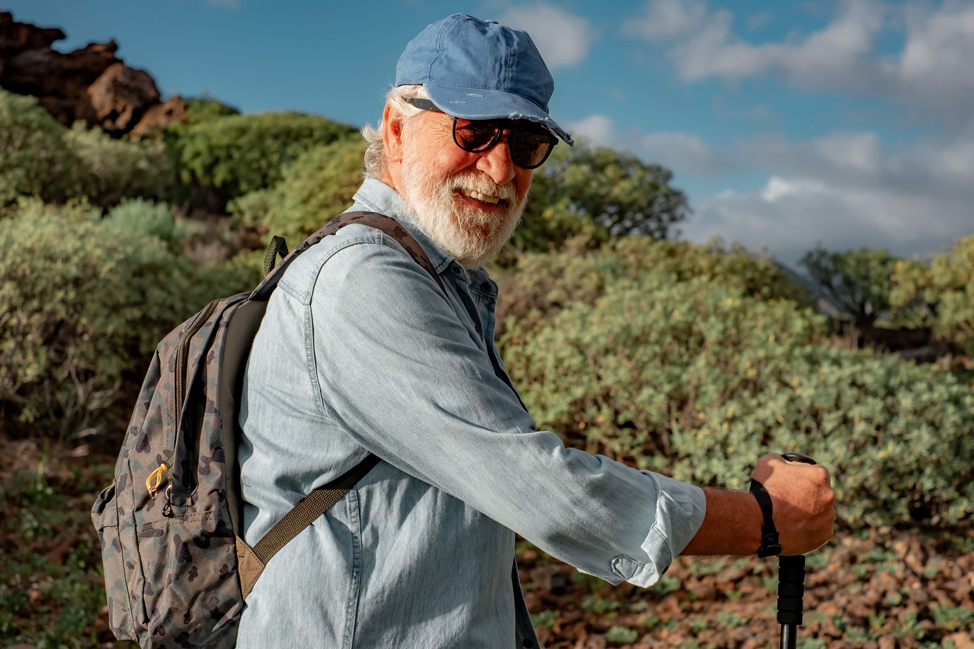 Un hombre con vestimenta de monte y con una mochila