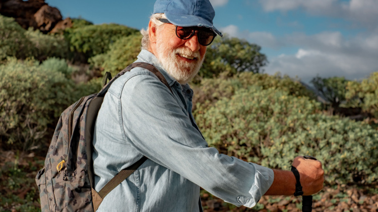 Un hombre con vestimenta de monte y con mochila