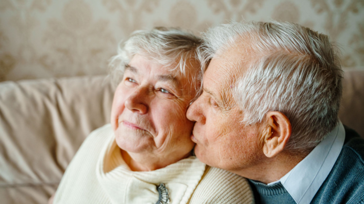 una pareja de personas mayores mostrando cariño