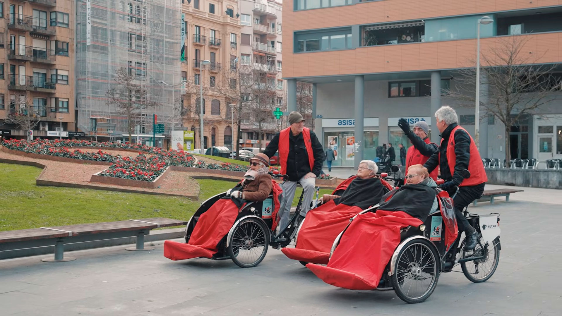 Tres triciclos con pasajeras y tres pilotos, en la ciudad